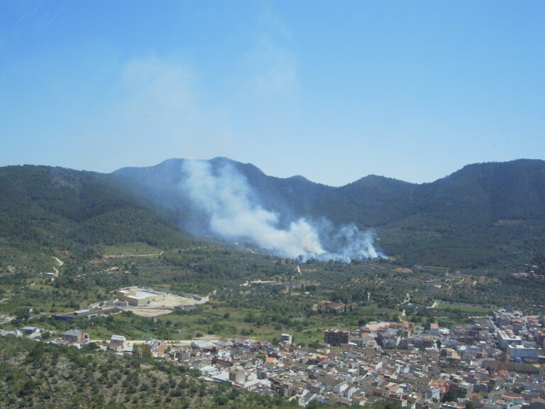 Incendio forestal con un pueblo cercano en riesgo, similar al que ha afectado a Pinofranqueado y Las Hurdes