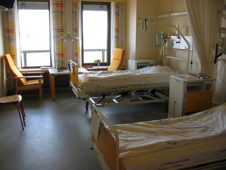 Habitacion de hospital. Foto: Tomasz Sienicki (dominio publico), Wikimedia Commons.